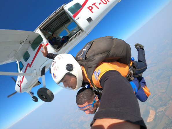 Saltar de paraquedas: adrenalina sem limite de idade para todas as gerações